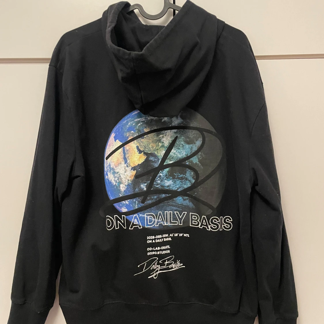 Svart hoodie med tryck - 1