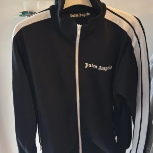 Palm Angels tröja - Säljer en Svart Palm Angels tröja som är i nytt skick, enkel att matcha och väldigt unik. Priset kan diskuteras!