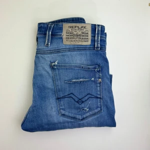 Replay Jeans  - Riktig Feta Raplay Anbass Jeans i 10/10 skick🤩 jag är ca 180cm och dem sitter bra 🔥snabb affär = bättre pris 😉 kom med frågor vid minsta fundering🤩