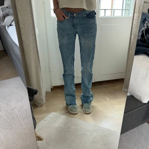 Blå jeansbyxor från Rock & Republic - Säljer ett par klassiska blå jeansbyxor med mörkblå fickor från Rock & Republic, storlek ca 36. Ljus blå jeans med mörka fickor framtill. Väldigt bekväma och i fint skick. Jag är 169 cm lång, och på bilderna är mitt innerbensmått ca 82,5 cm och midjemått (platt mätt på mig) ca 31 cm.