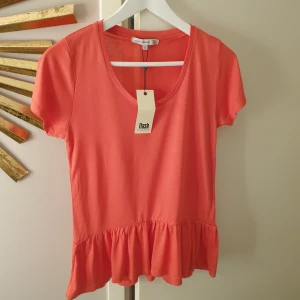 tshirt  - ny med lappen kvar.