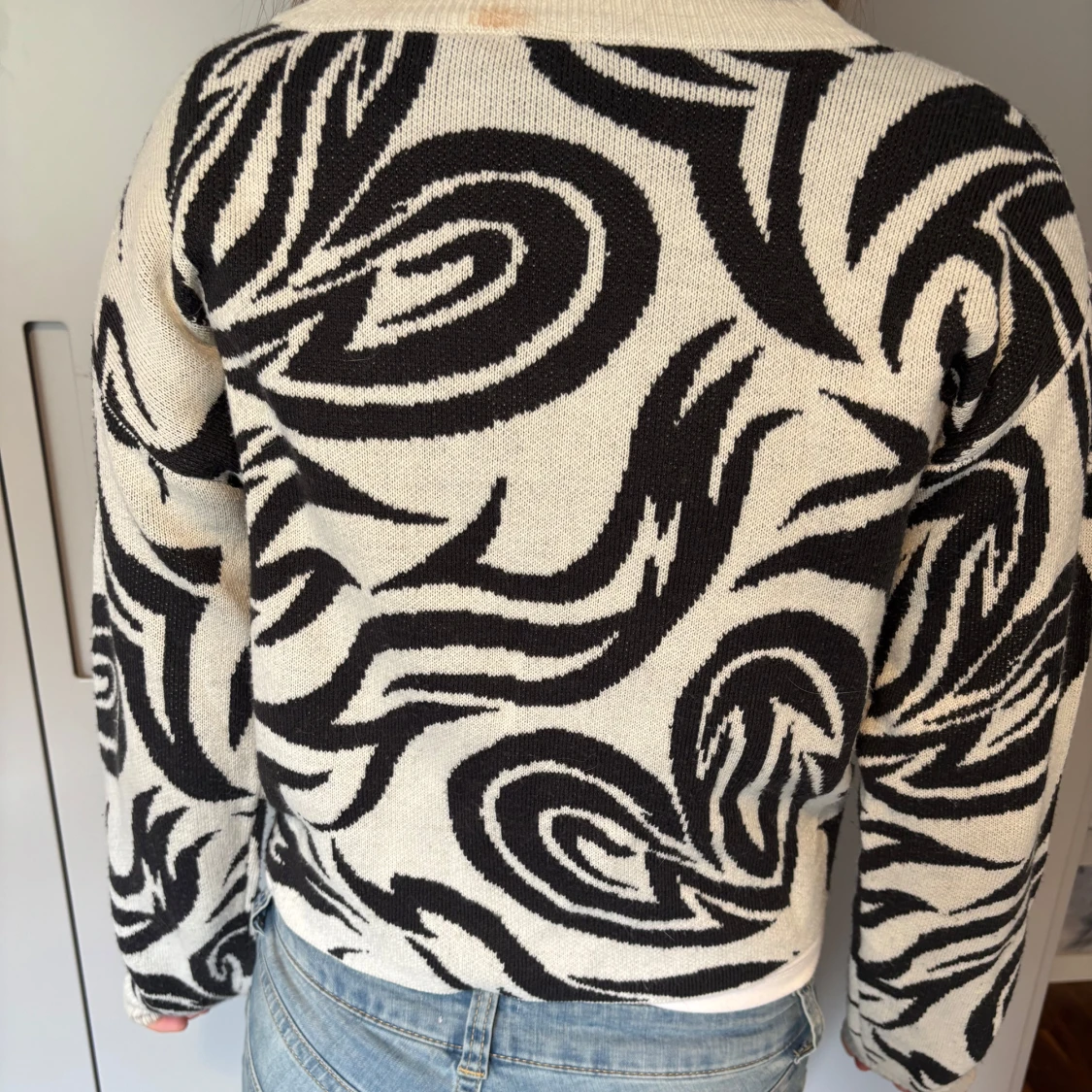 Svartvit stickad tröja från H&M - 1