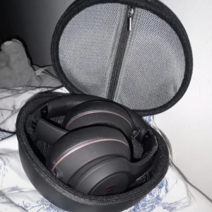 Svarta MIIEGO Hörlurar  - Svarta Hörlurar från märket "MIIEGO" De är egentligen väldigt sparsamt använda däremot har själva "fästet" på vänster sida lossnat därav tejpingen med svart eltejp och därav så går det inte att justera storleken på de tyvärr men i övrigt så fungerar de som nya.  I det fall du inte vill ha de bluetooth kopplade så medföljer en sladd så det blir som vanliga sladd hörlurar det medföljer även 1par extra öronkuddar samt laddarsladd.  Ordinarie priset ligger på lite över en tusenlapp!