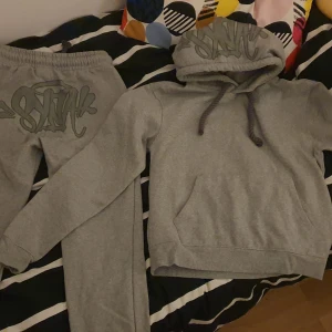 En grå syna World dress perfekt till hösten och vintern - Storlek S Passar perfekt på båda!  En perfekt dress till hösten och vintern med ett skönt material som håller dig varm i alla väder. Inga täcken på andvänding och är som helt ny!!! OBS! Priset kan diskuteras vid snabb affär