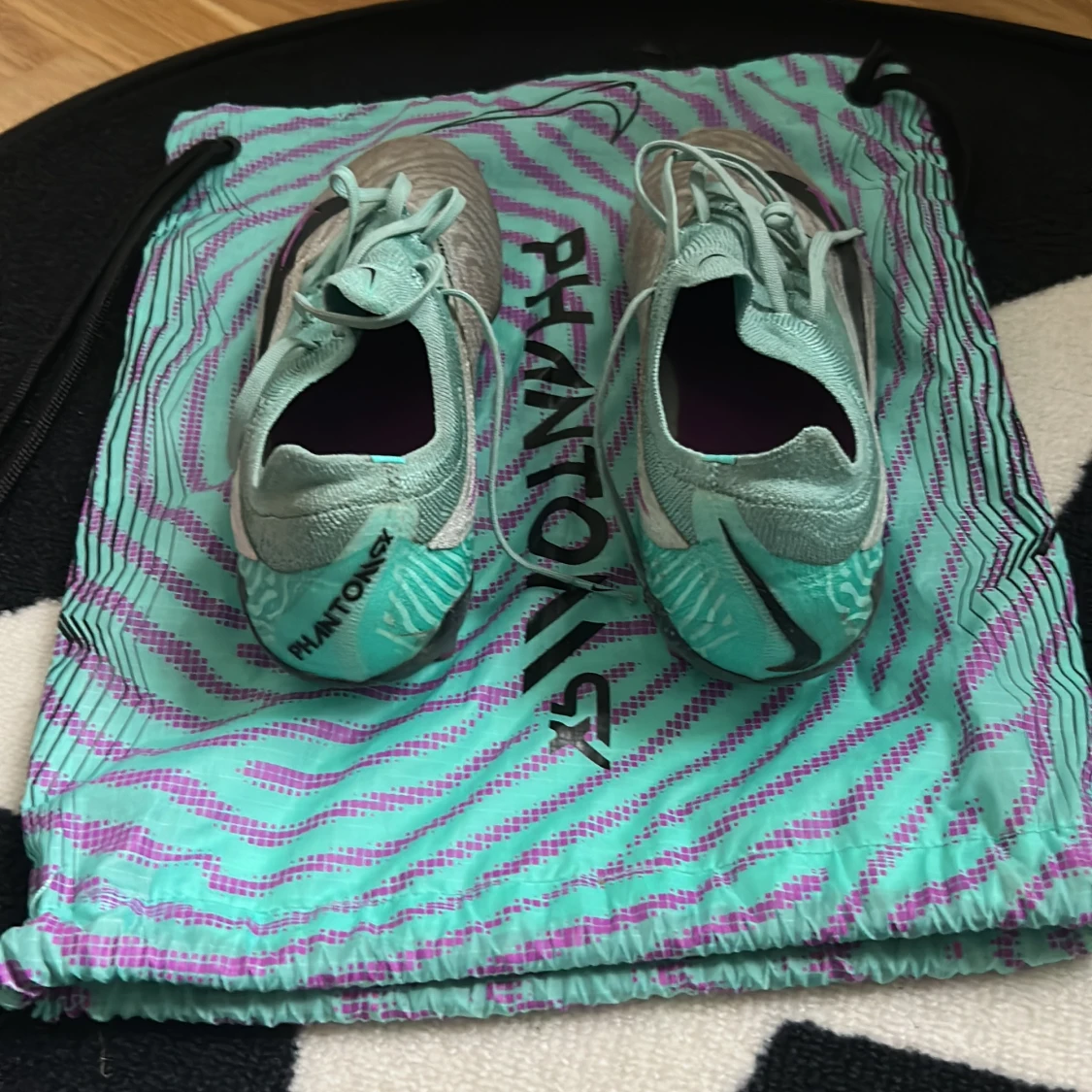 Nike Phantom GT fotbollsskor i mintgrön och grå - 1