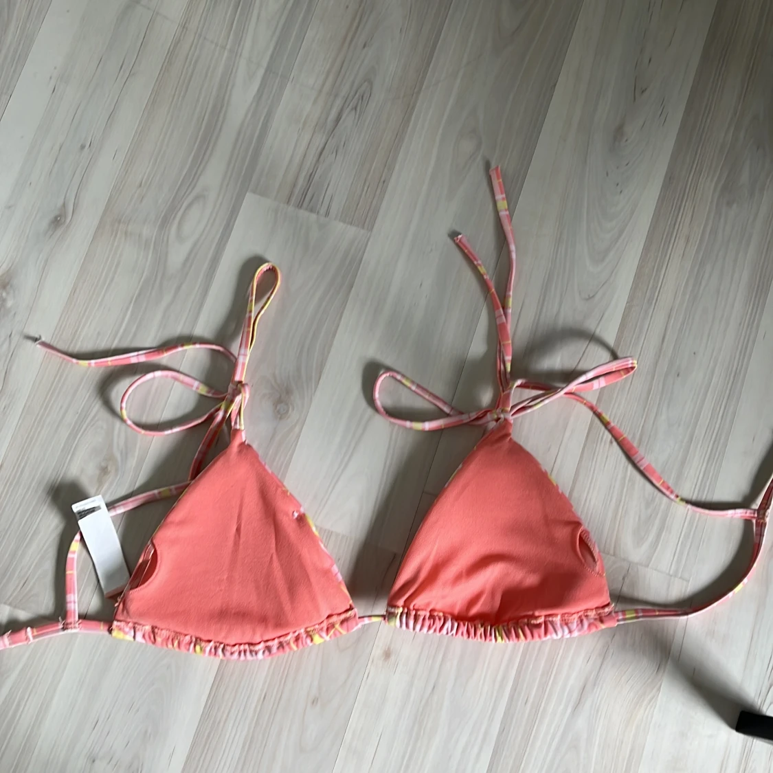 Rutig trekantsbikiniöverdel från Bik Bok - 1