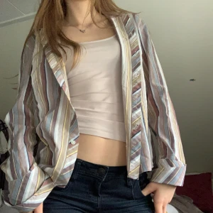 Randig skjorta från Flash Classic - Skjorta från flash, skriv för fler bilder❣️ den är liten i storlek så skulle säga att den passar som en S och inte L