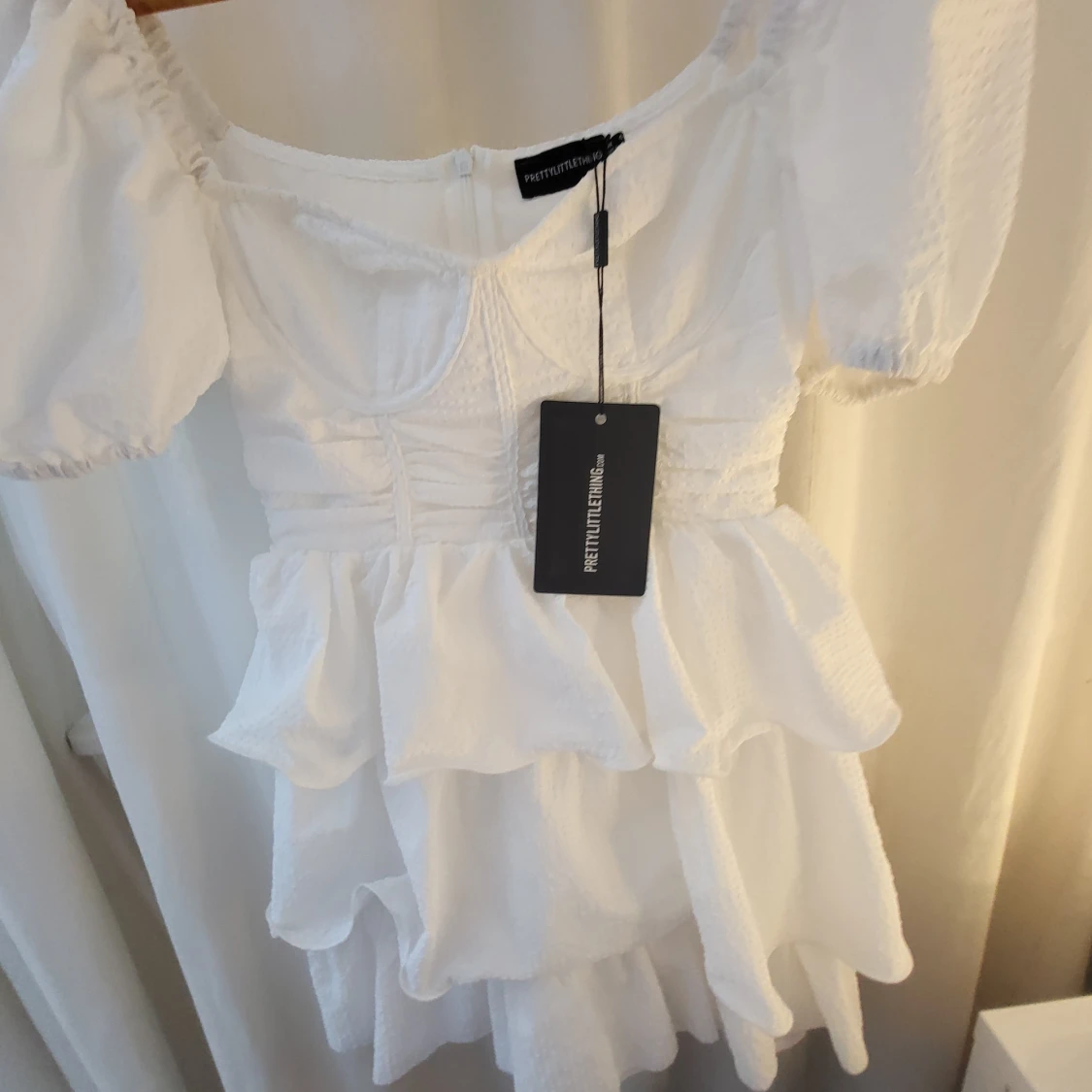 Vit volangklänning från PrettyLittleThing