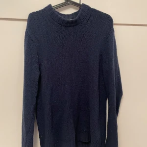 Mörkblå stickad tröja - bud