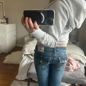True religion jeans - Super snygga low waist jeans i stolek w26. Aldrig använda då det är lite för korta. Köpta i USA i julas för 200 dollar. Pris kan diskuteras🥰
