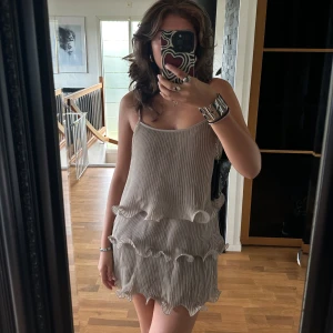 trendig HM volangklänning storlek S rosa/muave/grå/beige - Säljer nu min jätte trendiga volangklänning från HM i storlek S, färgen är den mer muave/beiga/gråa färgen! Så snygg till tex silversmycken! Har använts några gånger men är i jätte fint skick🥰skriv vid frågor!