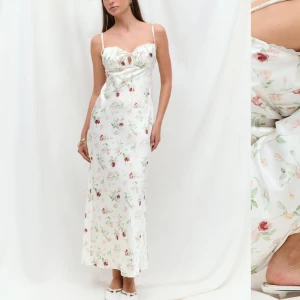 Vit blommig långklänning med smala axelband - vit långklänning med blommigt mönster. Endast använd 1 gång. 🥰