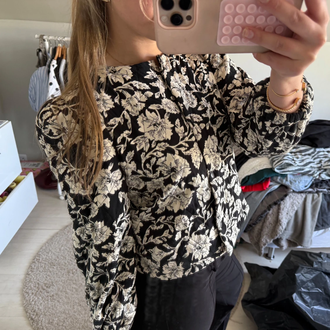 Blommig jacka med puffärmar - 1