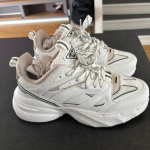 Aimn Sneakers - Säljer ett par vita chunky sneakers från Amin i nyskick, bokstavligen använda 1 gång då jag kände sen att dem var lite små, men gick ej att returnera. Super sköna, lätta sneakers både till vardags och träning. Nypris 1200kr