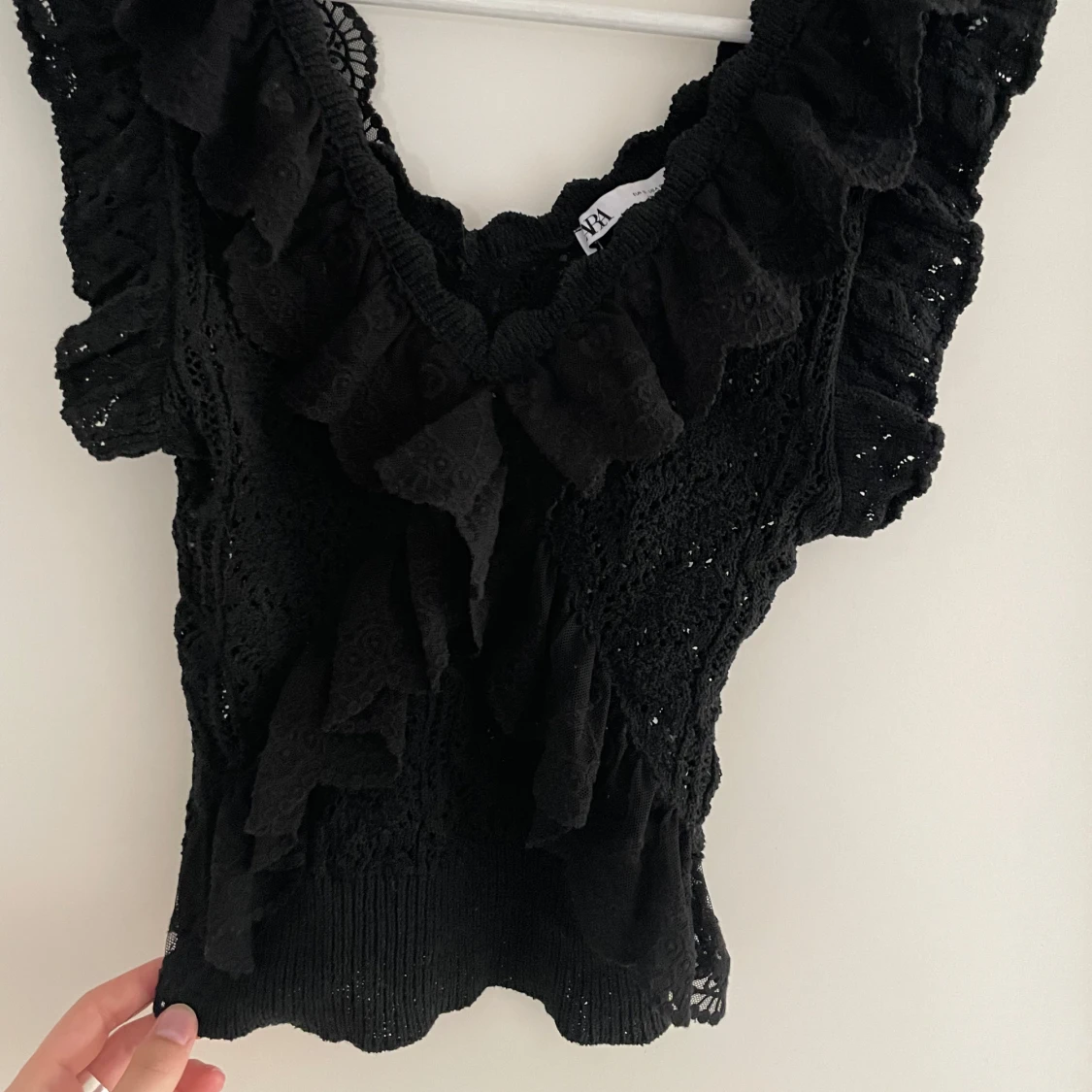 Svart volangtopp med spetsdetaljer - 1