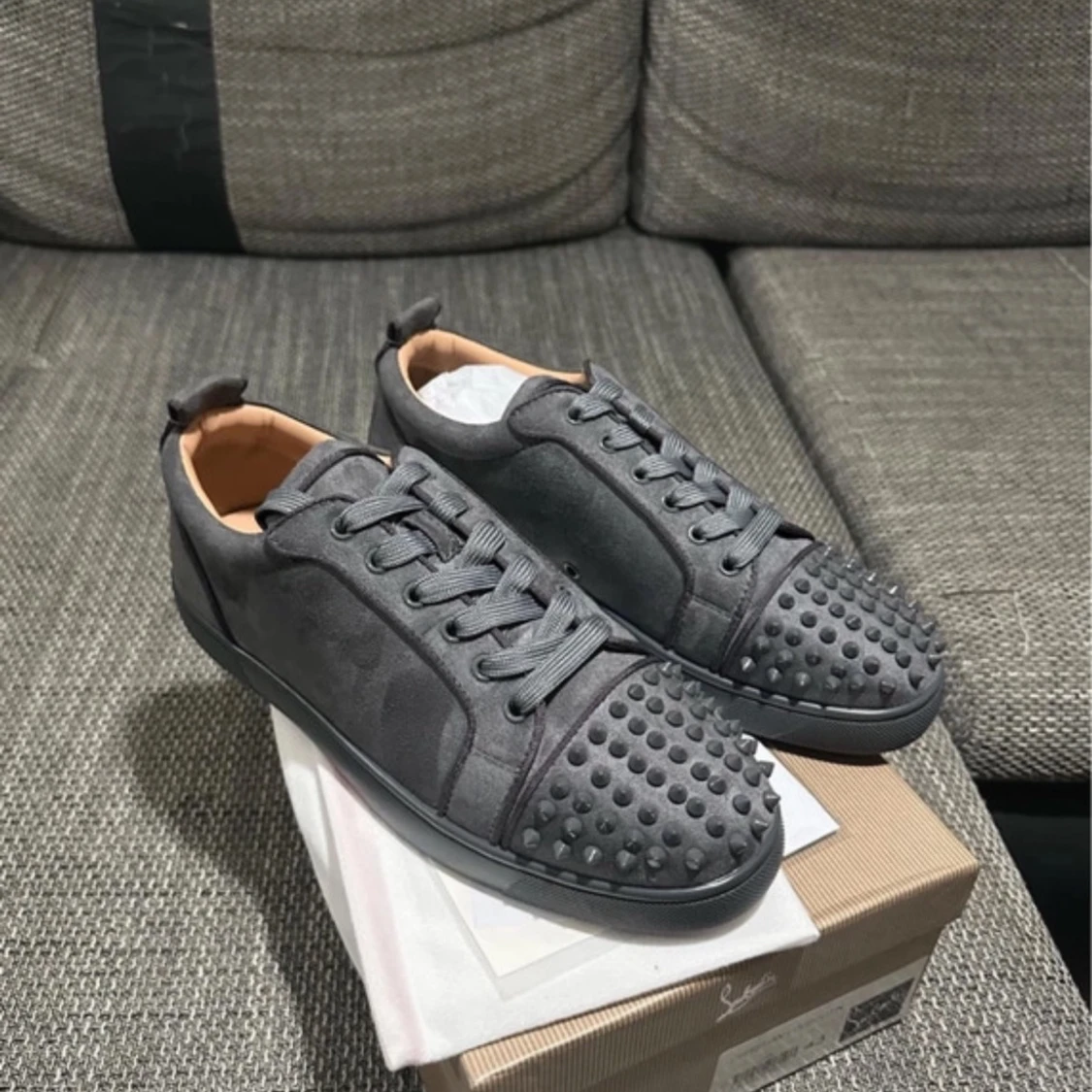 Christian Louboutin grå