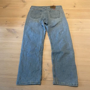 Blå jeans från Wrangler - Klassiska blå jeansbyxor från Wrangler i slitstarkt denimtyg. Skicka ett meddelande för frågor, storlek, mått osv. 