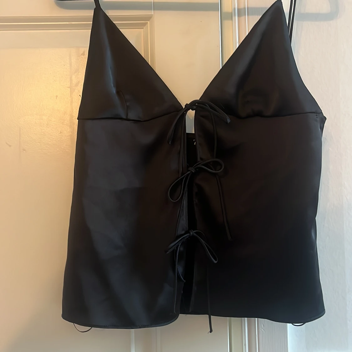 Svart topp med knytning - 1