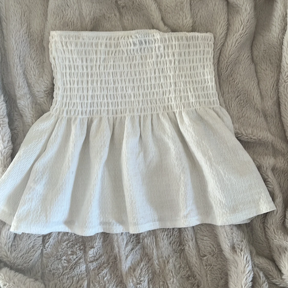 Vit smockad volang  tubtopp från Gina Tricot - 1