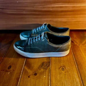 Lanvins - Säljer ett par grå lanvins i storlek UK5 passar 40-41. Perfekta för sommaren nu✅ Bara skorna ingår och pris kan diskuteras😁 Hör av er vid minsta fråga!