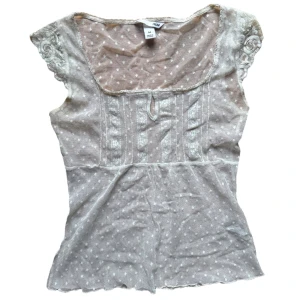 Vintage Vit spetsblus med prickigt mönster - Vit mesh blus från gammal h&m, genomskinlig. Strl M 