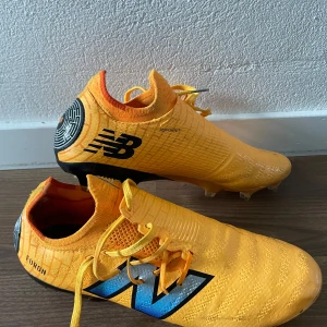 New balance V7 Furon fotbollsskor (Sadio Mané) - Säljer nu dessa fotbollsskor i grymt skick. Har använts på 5 träningar på konstgräs. Har varit inlägg vid hälen på båda skorna ( syns lite på sista bilden). Grymt sköna skor att spela med dock blev för små för mig.   Snabb affär kan jag gå ner i pris