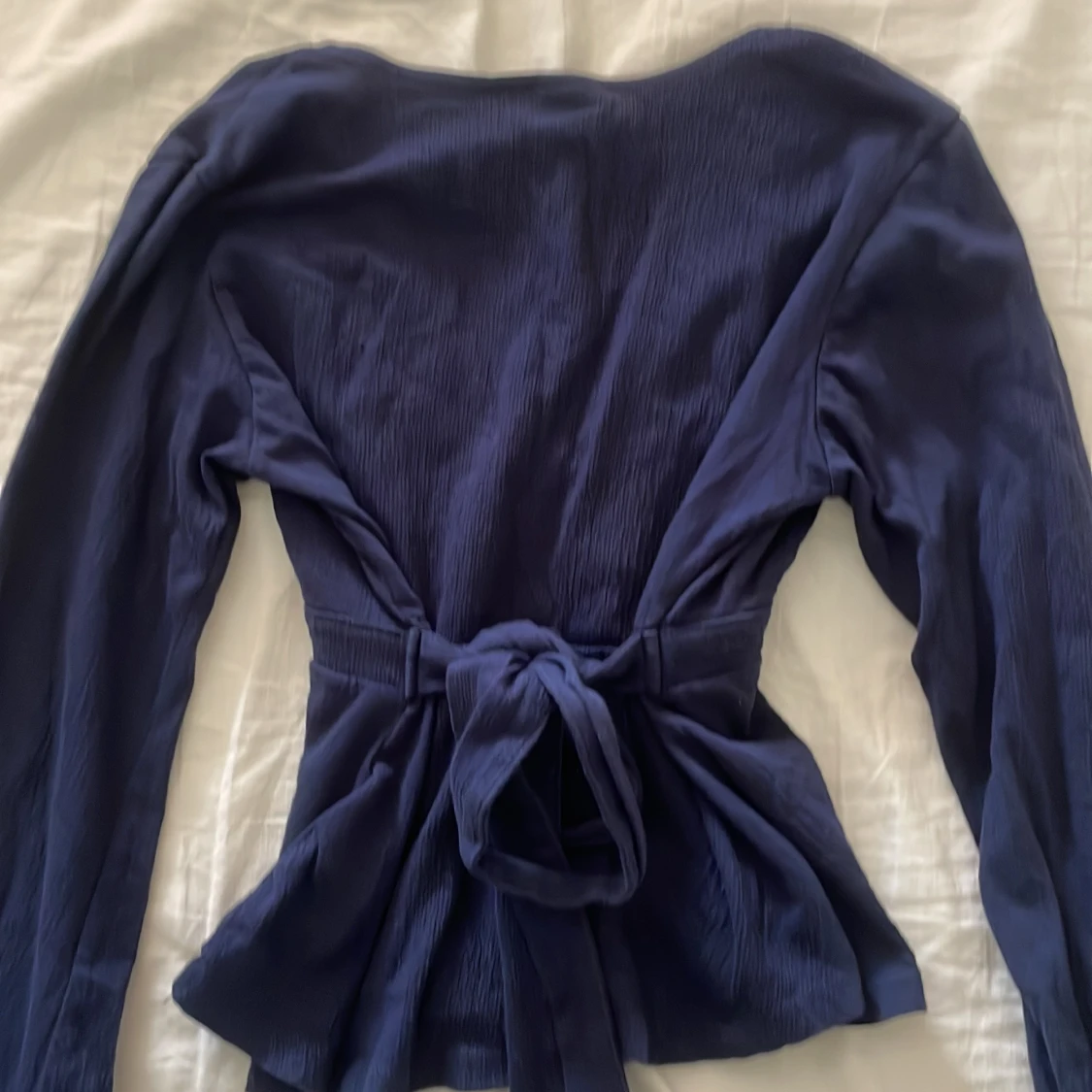 Mörkblå omlottopp med knytband - 1