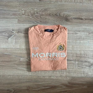 Morris T-shirt  - En snygg T-shirt i bra skick utan några som helst anmärkningar. Hör av er vid ytterligare frågor annars fritt fram att köpa!                   (Postar inom 24h)