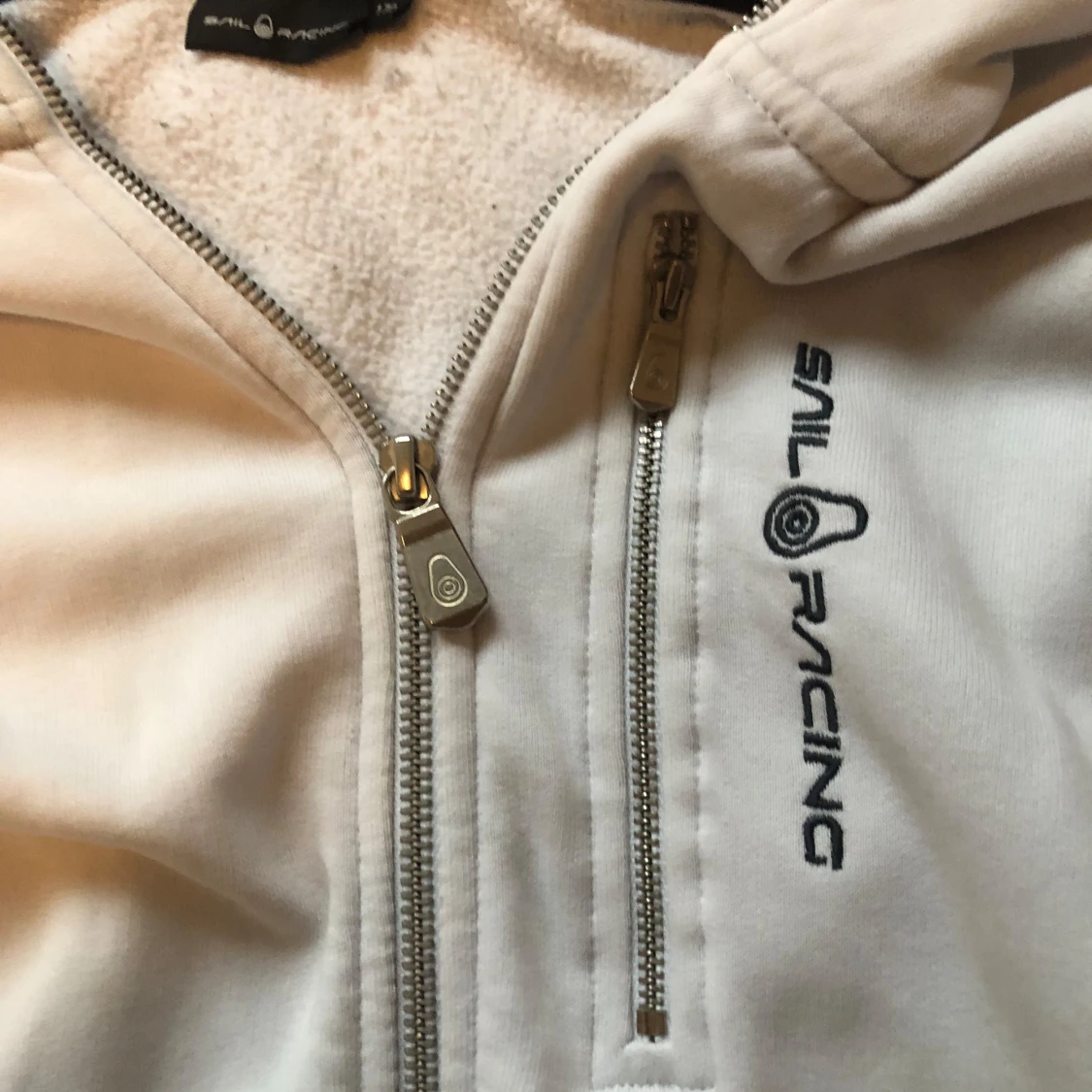 Vit hoodie från Sail Racing med dragkedja - 1