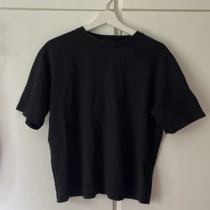 Svart basic t-shirt från lager 157 - En enkel svart t-shirt med rund hals och normal passform. Perfekt till jeans. 100% bomull. 