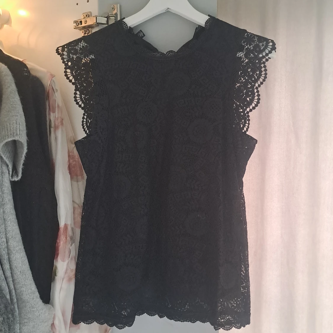 Svart spetsblus från Pieces
