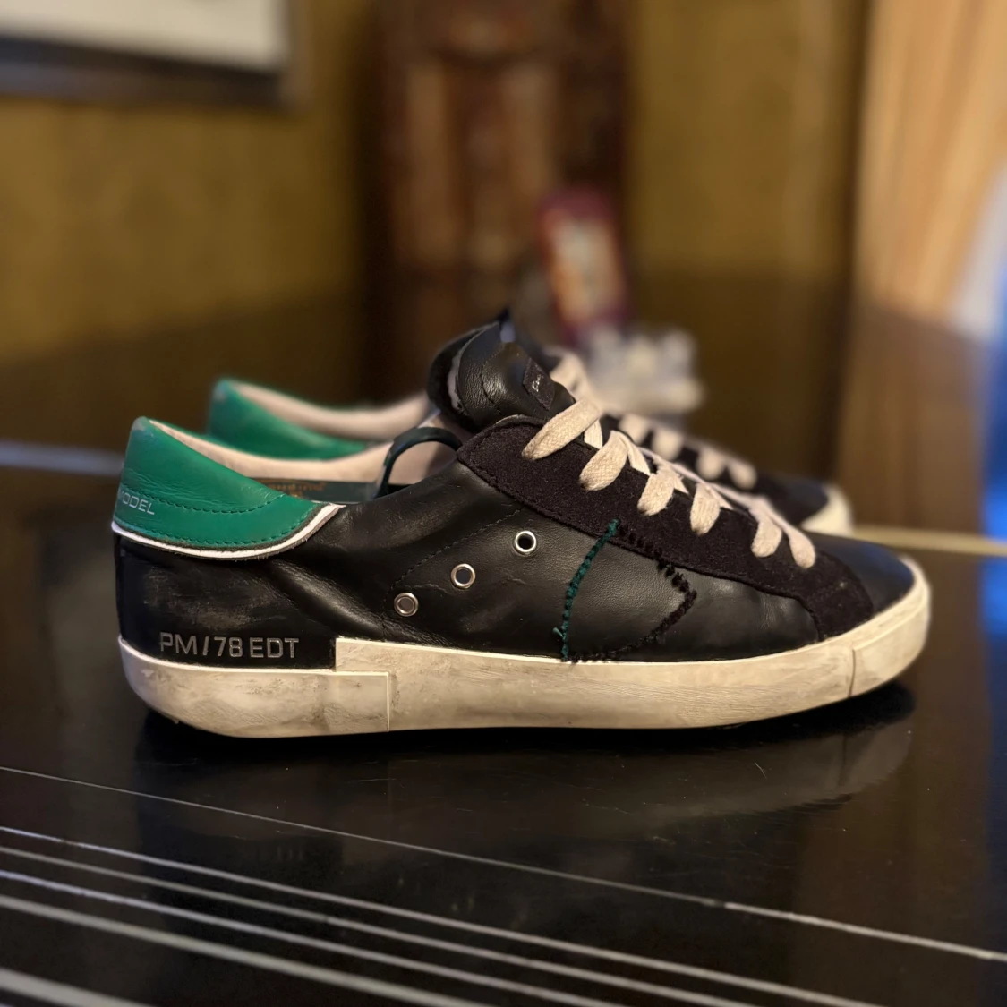 Svarta sneakers från Philippe Model med gröna detaljer