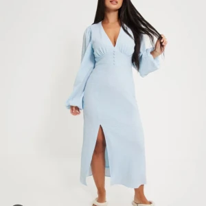 SÖKER!!!!! - Söker denna klänningen från Gina i storlek 40 eller 42!!!