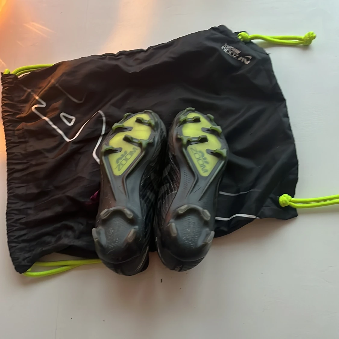 Svarta Nike fotbollsskor med lila snörning - 3