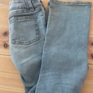 Ljus blåa boot cut jeans  - Super fina jeans  Lite slitna längst ner man annars bra skick💕 Storlek 164💕