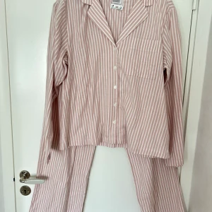 Ny pyjamas med lapp - Jätte fin ny pyjamas som är helt ny. Går att justera byxorna med dragsko. Mjuk och skön 100% bomull. Kommer från ett djur och rökfritt hem  #nwt #nymedprislapp #pyjamas #tvådeladpyjamas