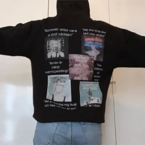 Svart Veronica Maggio Hoodie - har använts ett fåtal gånger men fortfarande i bra skick!🫶🏼 storlek s men passar även xs! Bara att skriva vid frågor!