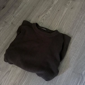 Mörkgrön stickad tröja från Dressmann - Säljer en mörkgrön stickad tröja från Dressmann i storlek S. Tröjan har rund halsringning och långa ärmar. Perfekt för kyligare dagar och enkel att matcha med olika outfits. Aldrig använd!
