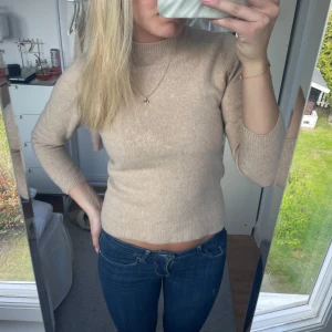Beige Kashmir tröja - Säljer en beige stickad tröja med trekvartsärm. Tröjan är i kashmir, jätte mjuk och fin. Inga hål eller noppror.