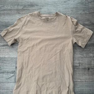 Brun/beige T-shirt  - Super fint skick. Från Jack and Jones i storlek S. Kontakta gärna om det finns några frågor.