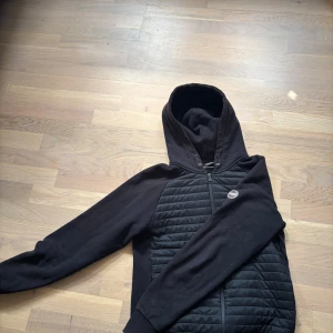 Colmar Cardigan (M) - Colmar Cardigan som är i storlek M, den är i väldigt fint skick! Perfekt för vår/sommarkvällar men även till hösten. Nypris ligger över 3000kr, mitt pris endast 1149 🙌 alltså en tredjedel av de riktiga priset. Kontakta mig vid intresse🤝☀️ (glöm ej gå med i valentino giv3away)