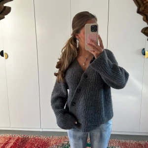 Grå stickad kofta med v-ringning - Såå fin kofta från other stories 😍😍😍💕