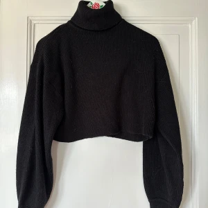 Stickad croppad polotröja  - Snygg croppad polotröja från H&M. I bra skick. Storlek S. 