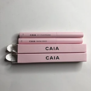 Caia eyeshadow pens - lånade bilder!!! Använd nån enstaka gång men konmer ej till användning. Fick i deras julkalender 2024. i färgerna Snow Spice och Icy Champagne.