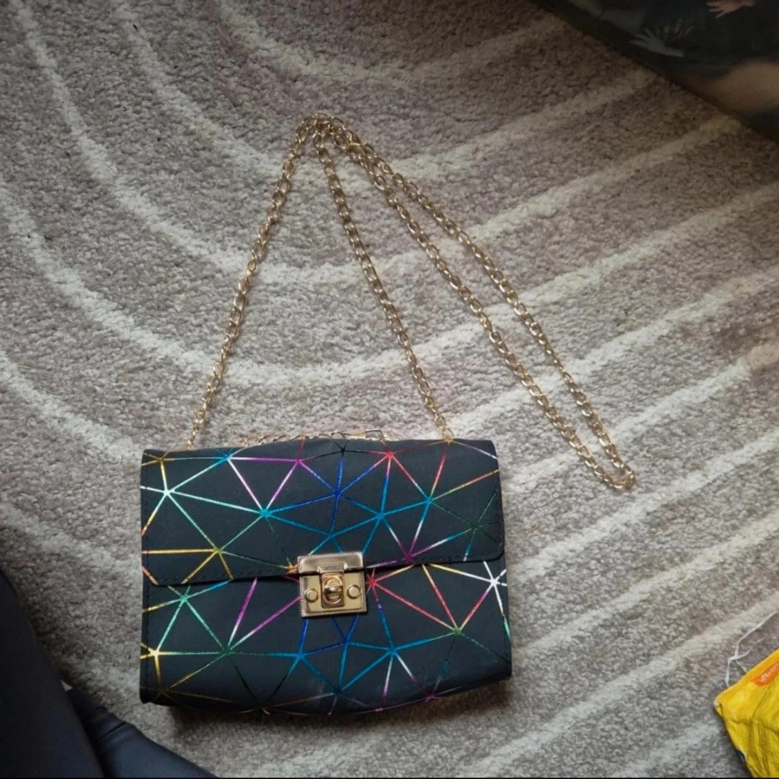 Svart axelremsväska med multifärjade detaljer - 2