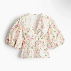H&M V-neck blouse  - Superfin populär blus ifrån H&M, är i storlek S men passar Xs också💗helt ny med prislapp kvar! 