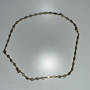 Guldfärgat halsband med ovala länkar - Säljer ett stilrent halsband i guldfärg. Äkta platerad guld i 24k. Kan gå ner i pris!