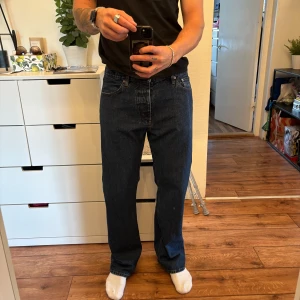 Hope Rush jeans  - Säljer dessa hope rush jeans indigo. Storlek 33 men finns en liten defekt att det blivit ett märke av telefon på jeansen, men inget som syns mycket eller spelar större roll.