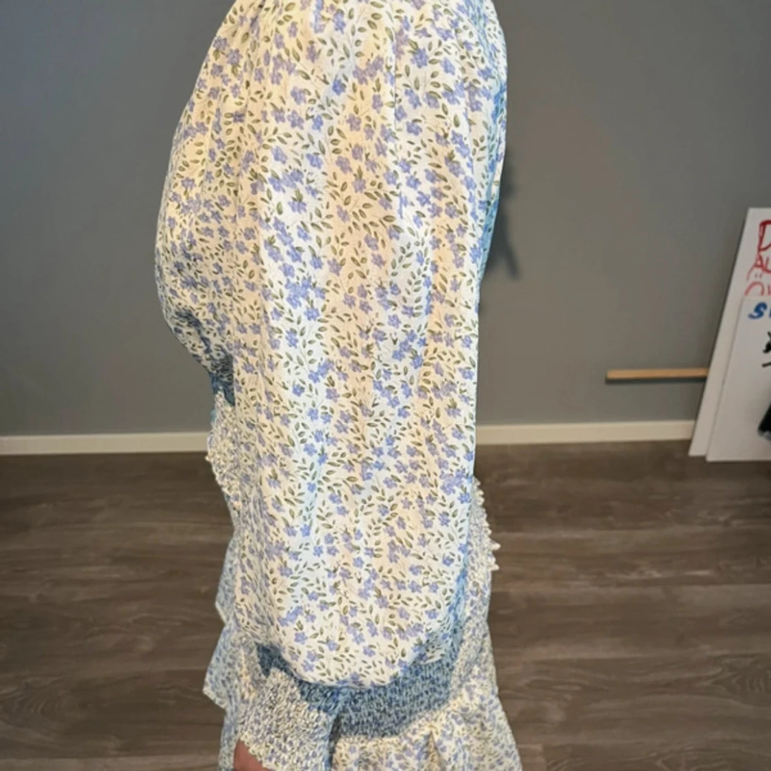 Blommig kortklänning med volang och v-ringning - 2