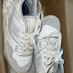  New Balance 550 sneakers - Säljer ett par vita New Balance 550 sneakers med gråa detaljer och snörning. I princip nyskick bara använt någon gång då de är för små på mig. NYPRIS 1600kr. Storlek: 37,5